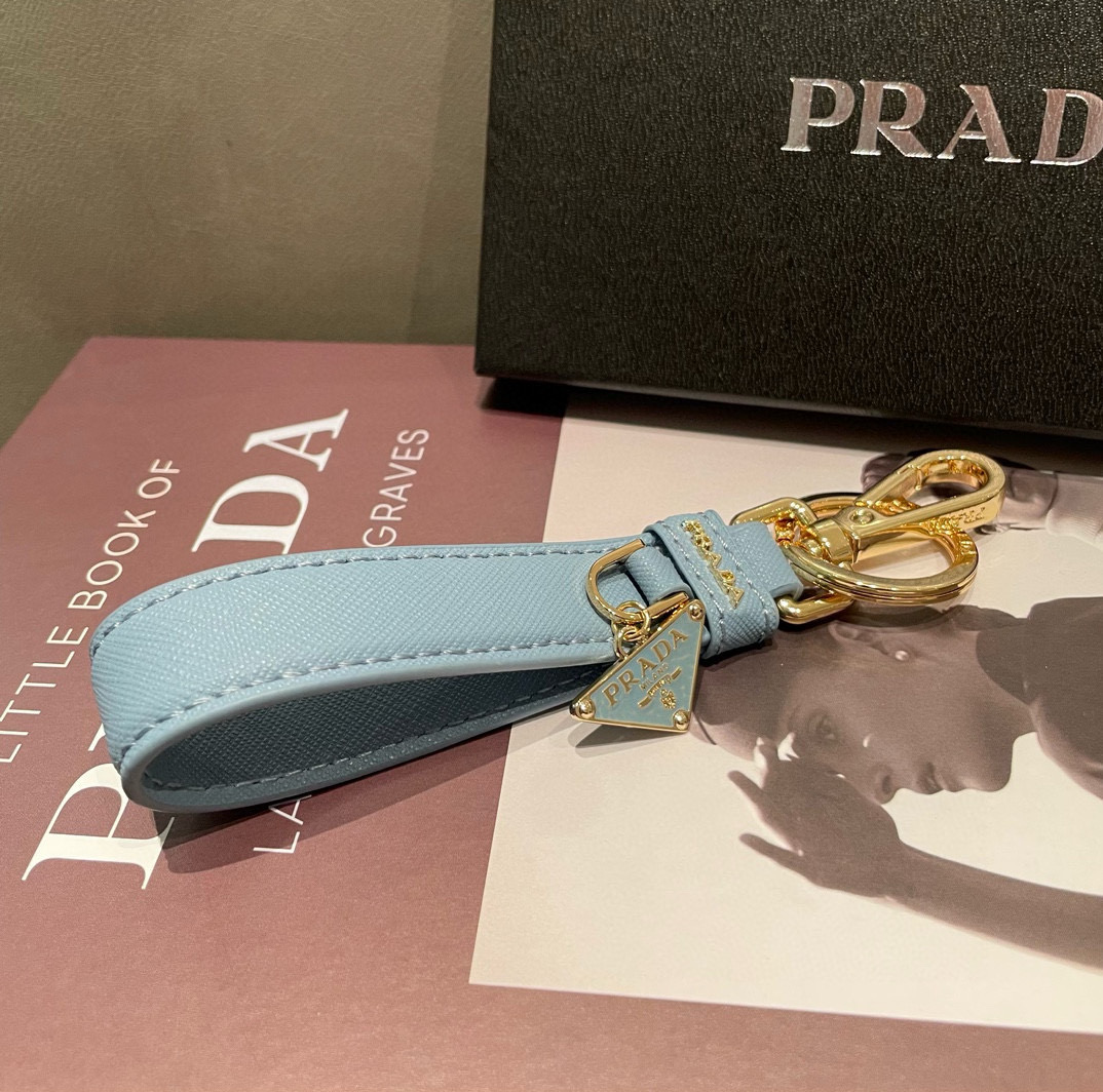 🆕普拉达 Prada 钥匙扣官网款，三角牌吊坠皮圈钥匙扣，车钥匙挂件包包配饰，顶级进口Pu材质➕抛光钢配