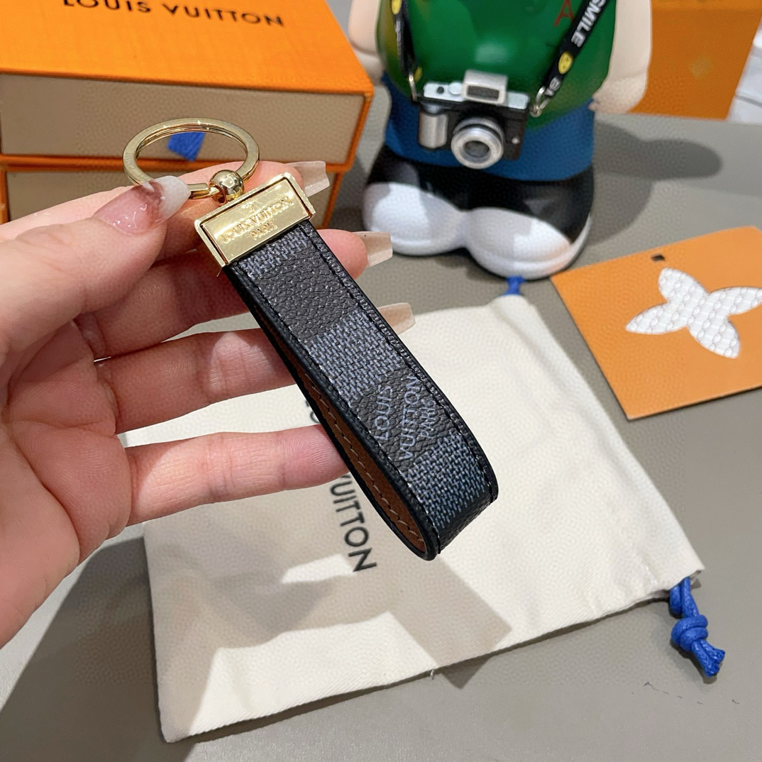🆕LV 钥匙扣车钥匙扣经典老花/黑格，Monogram 帆布不仅精美，而且经久耐用， 是 Dragonn