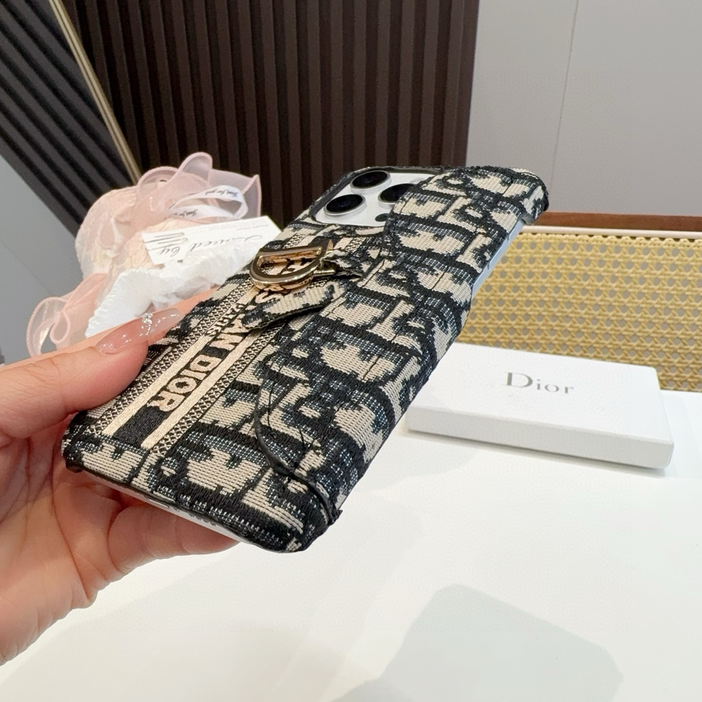 ✨✨iPhone16型号已更新
Dior刺绣布艺手腕手机壳,手腕可当支架
型号:为了不出现报错型号,请打