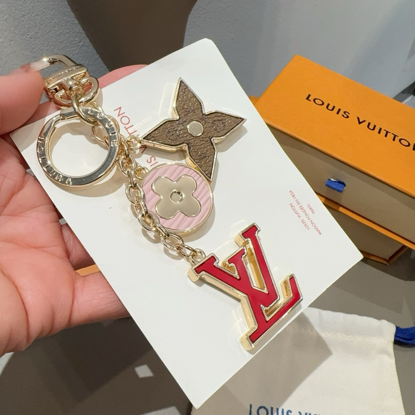 🆕Lv 钥匙扣包挂件
SPring Street Chain 包饰将 Monogram 花卉和 LV 字