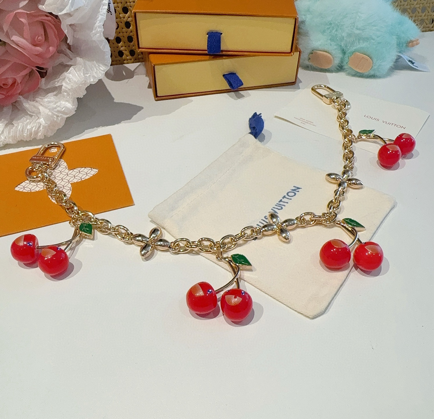 多颗🍒包链  LV X TM CERISE 多颗樱桃🍒链条包饰包包挂链 
LV 钥匙扣 x TM LV 