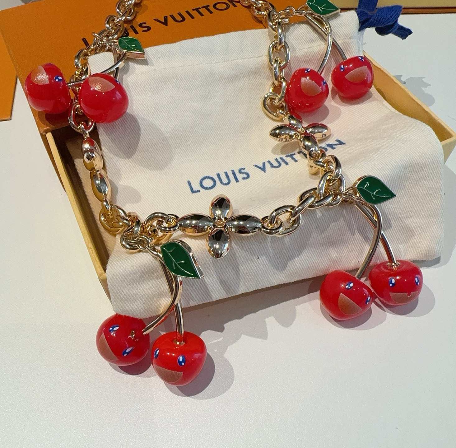 多颗🍒包链  LV X TM CERISE 多颗樱桃🍒链条包饰包包挂链 
LV 钥匙扣 x TM LV 