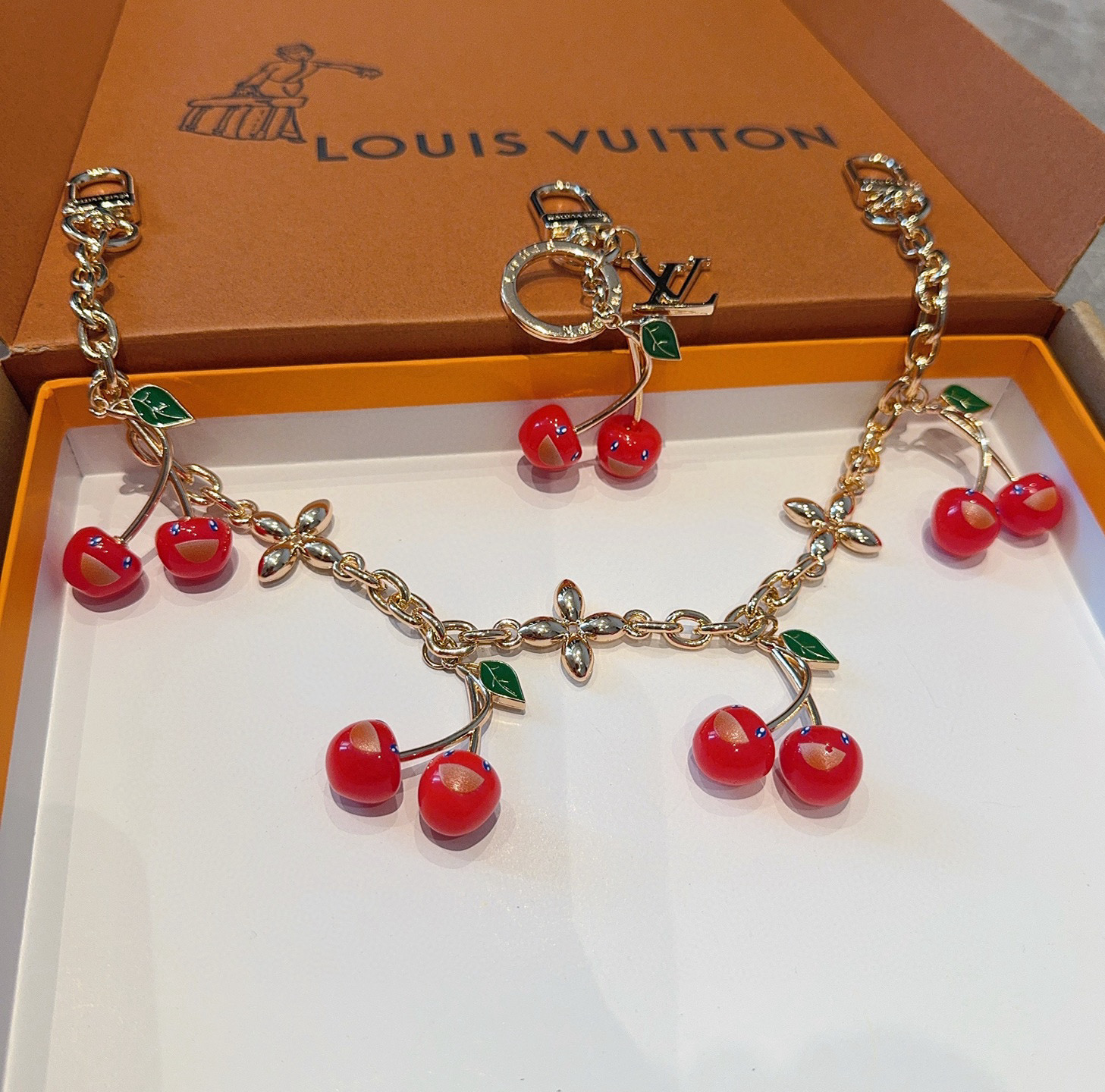 多颗🍒包链  LV X TM CERISE 多颗樱桃🍒链条包饰包包挂链 
LV 钥匙扣 x TM LV 