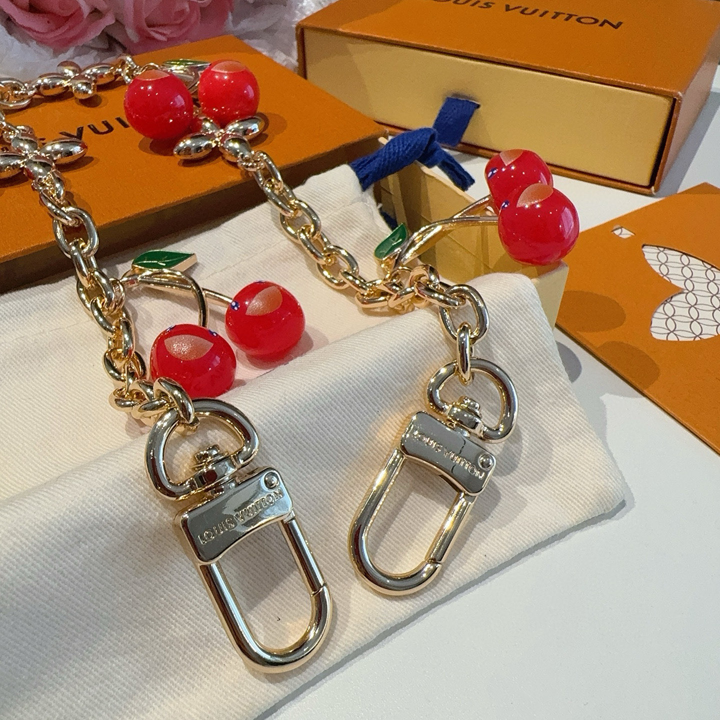 多颗🍒包链  LV X TM CERISE 多颗樱桃🍒链条包饰包包挂链 
LV 钥匙扣 x TM LV 