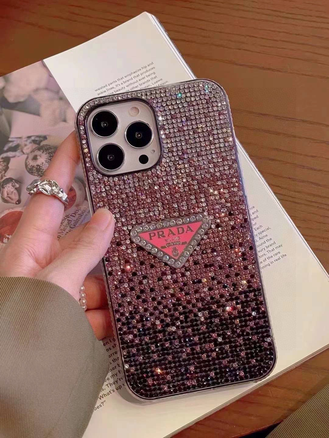 ❄️iPhone16系列更新💠 普拉达·PRADA官网同款闪钻全包手机壳，精准孔位  bingbing
