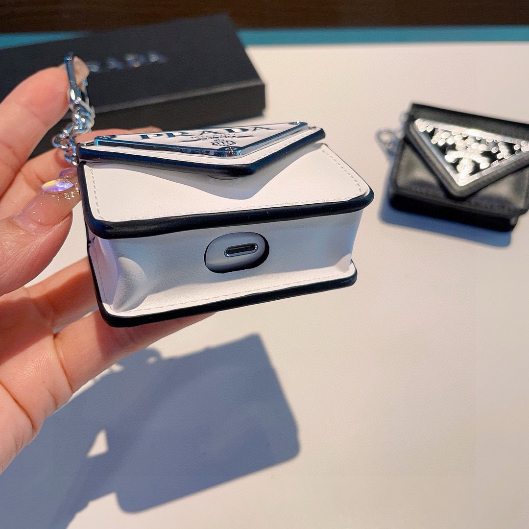  。Prada普拉达耳机套 
蓝牙耳机包
凹造型必备🥰🥰
AirPods1/2/3/Pro/Pro2通用