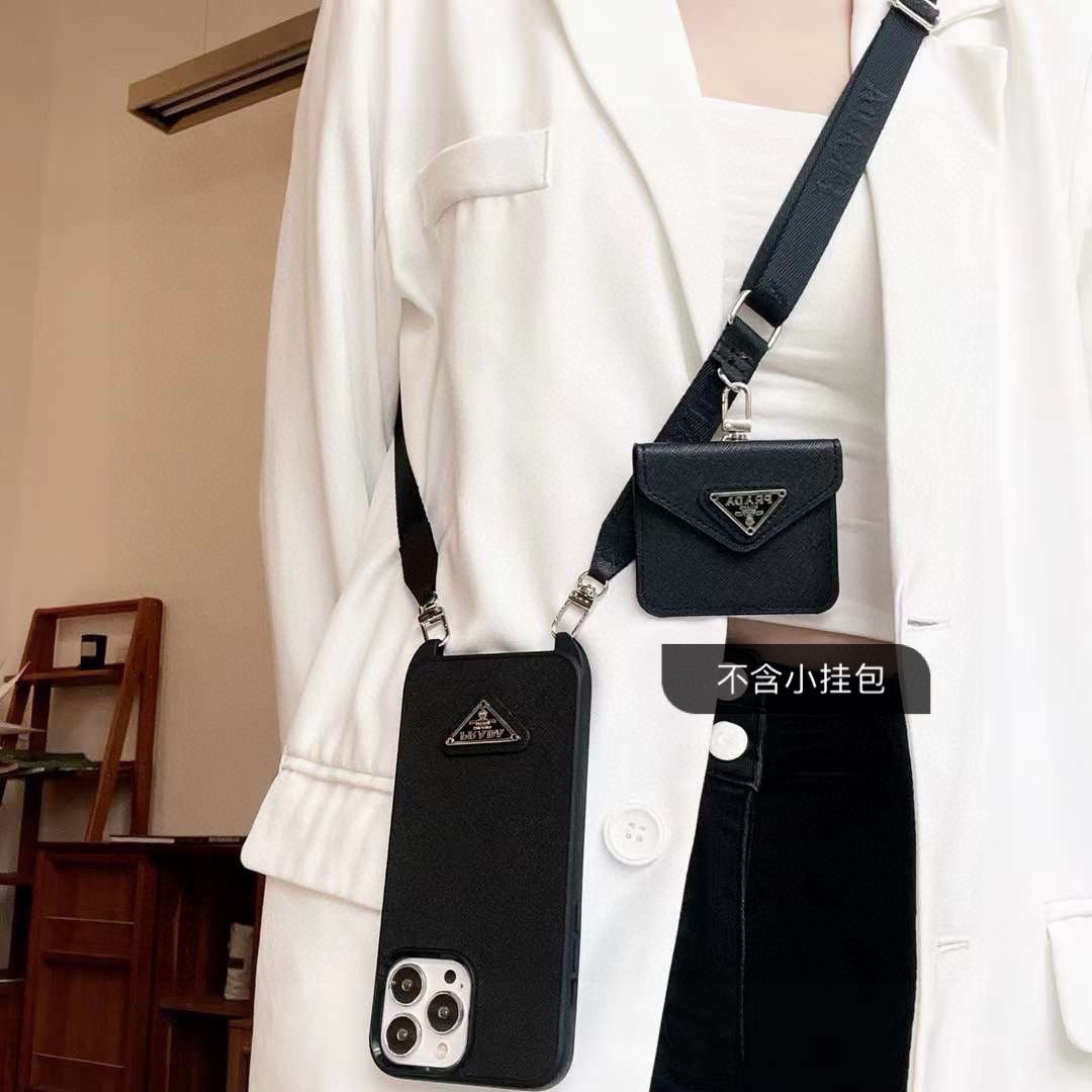 🆕需要小挂包➕5需备注⚠️PRADA▼普拉达斜挎手机壳📱金属Logo十字纹皮革软边全包 官网同步发售