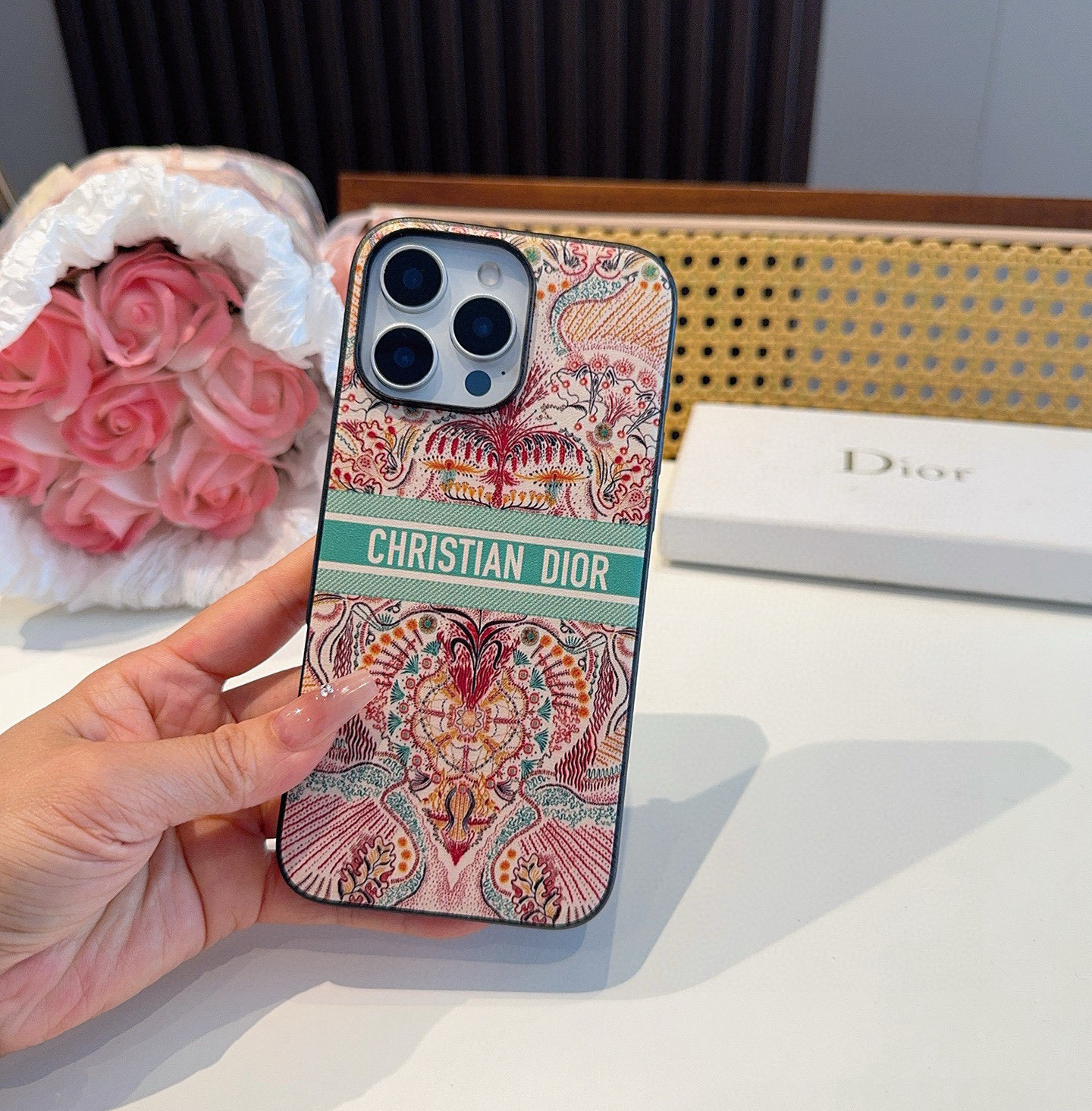 。Dior官网同步原版贴皮手机壳📱爱之光Light of love 系列手机壳 666666
型号:为