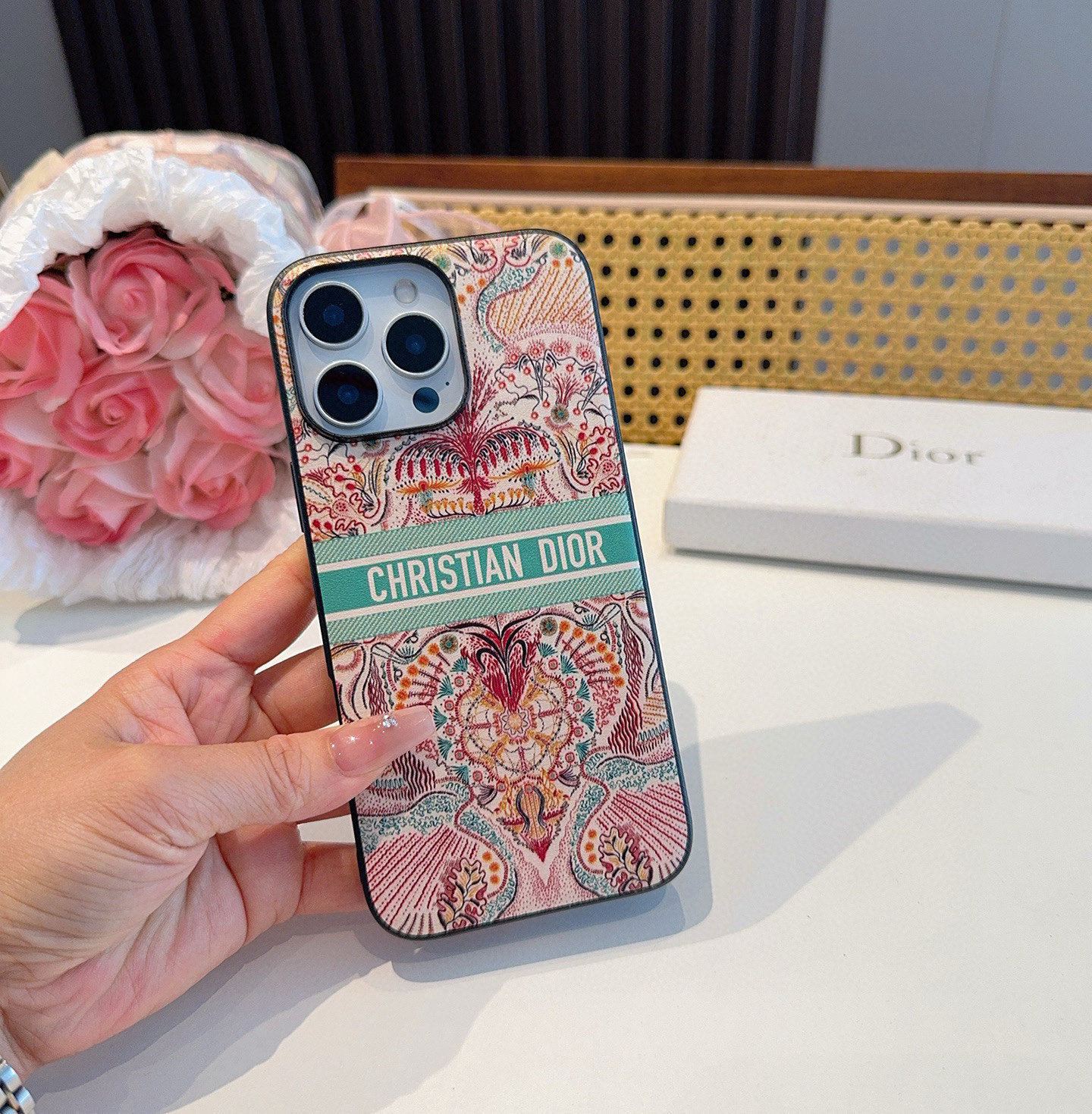 。Dior官网同步原版贴皮手机壳📱爱之光Light of love 系列手机壳 666666
型号:为