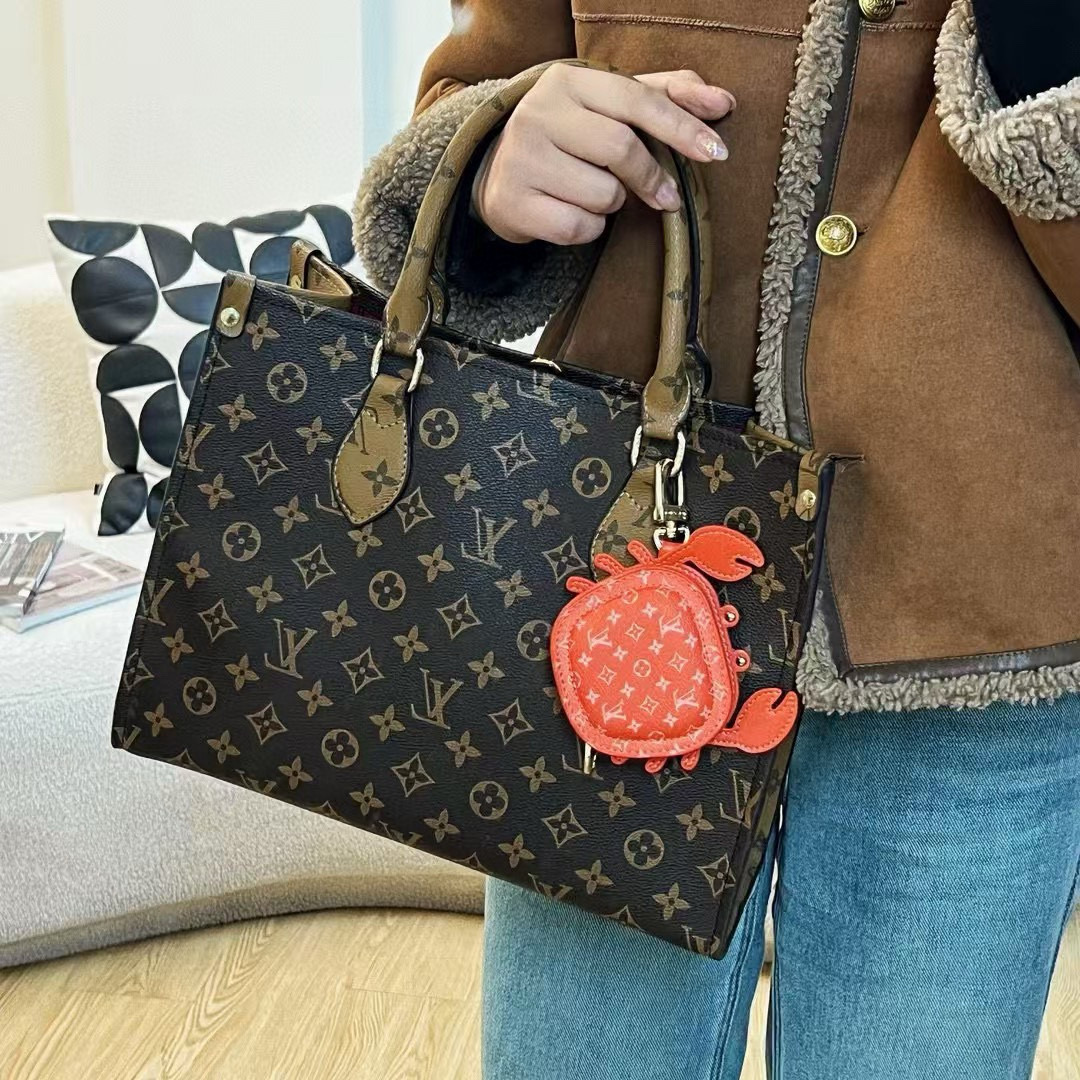 🆕官网新品 热卖Louis Vuitton 路易威登lv 小螃蟹耳机包钥匙扣挂件挂饰 Lv钥匙包蓝牙耳