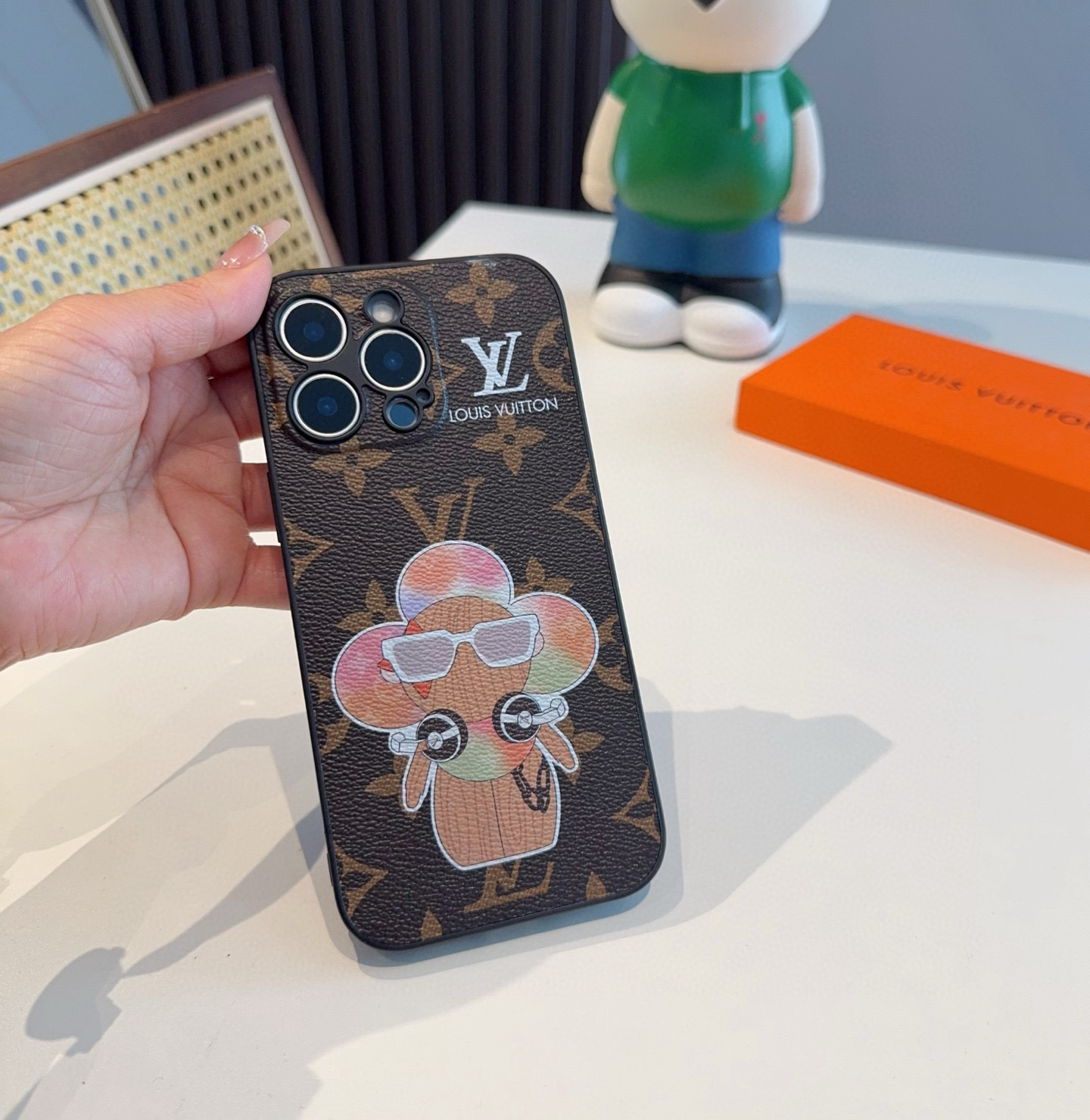 。Lv精孔全包手机壳 村上隆图案Lv全包围边皮质手机壳
型号:为了不出现报错型号,请打开本机查看手机设