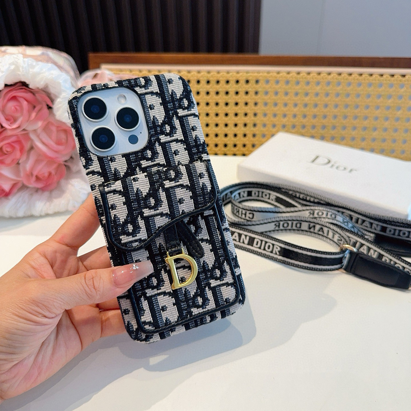 🎉Dior迪奥马鞍包插卡包手机壳,可装卡片、证件,可当支架,搭配同款织带肩带,斜挎手机壳小姐姐必备款!