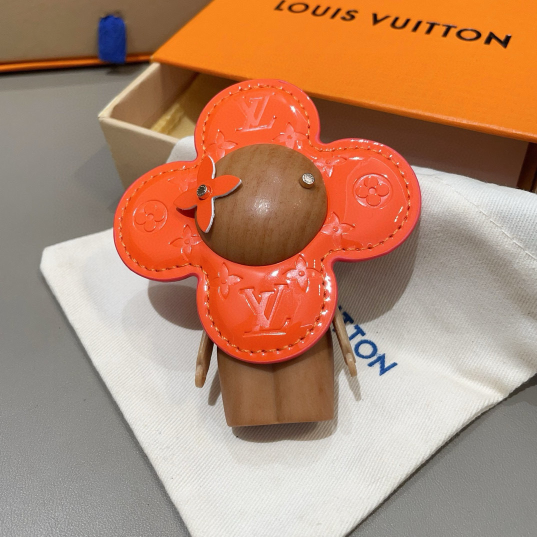  🆕LOUIS VUITTON新款包饰与钥匙扣。LV薇薇安太阳花包包挂件 手机壳挂件
可满足各种时尚品味