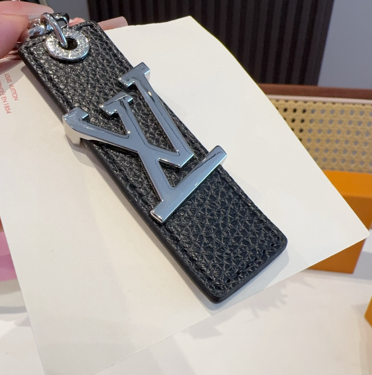  。LV钥匙扣  包饰 车钥匙挂件 LV OBLIQUE TAB 包饰与钥匙扣
LV Oblique T