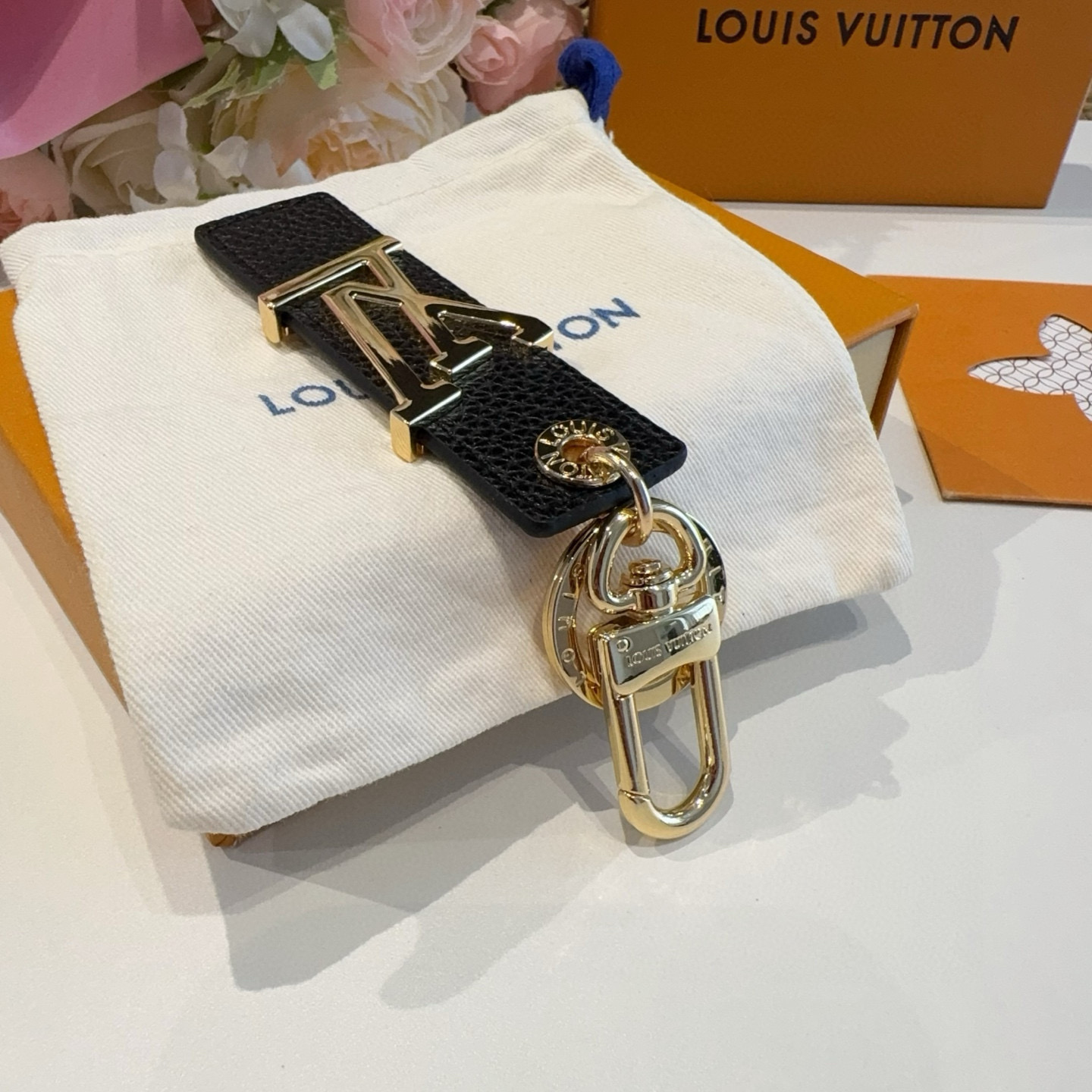  。LV钥匙扣  包饰 车钥匙挂件 LV OBLIQUE TAB 包饰与钥匙扣
LV Oblique T