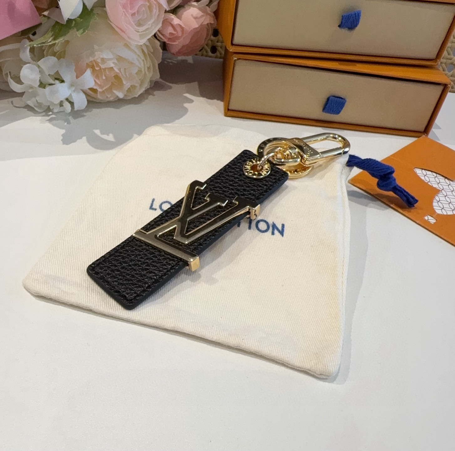  。LV钥匙扣  包饰 车钥匙挂件 LV OBLIQUE TAB 包饰与钥匙扣
LV Oblique T