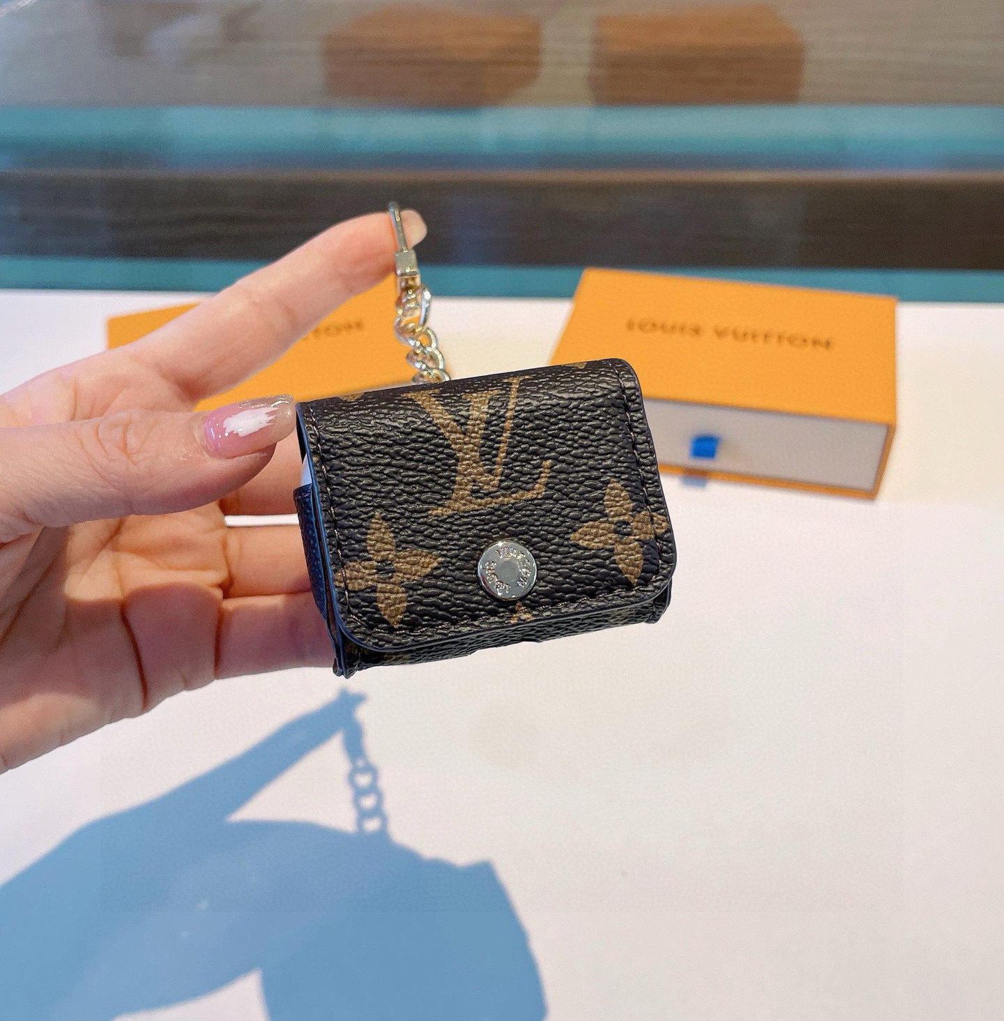 🆕LV耳机包 经典老花原皮耳机套，钥匙扣包包挂件，一举两得！
AirPods 1/2
AirPods 3