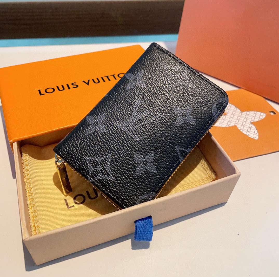  。LV老花卡包钥匙包，经典老花卡包零钱包两用，超纤材质 
