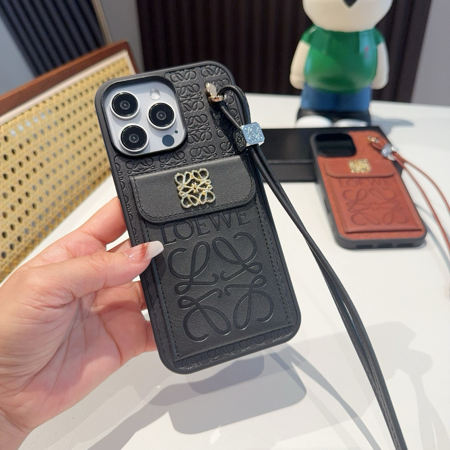 💕罗意威.Loewe翻盖插卡手机壳 短款手腕绳 插卡手机壳
型号:为了不出现报错型号,请打开本机查看手