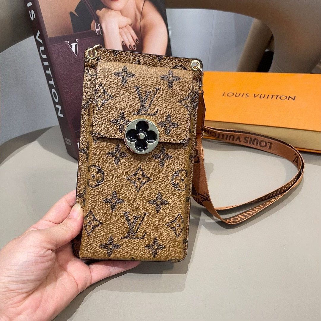  。LV经典老花通用手机包斜挎包 多功能卡包，零钱包，，配织带肩带 长度🉑️调节
生活出门不需要带现金的