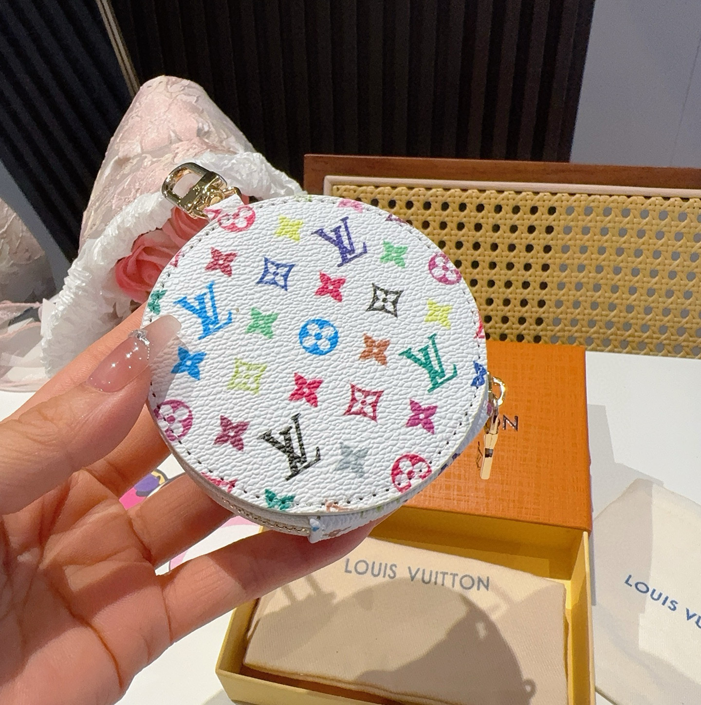  。Louis Vuitton老花包包挂饰、小零钱包。Lv包饰挂件钥匙扣、独家原单货，标志性老花超级百搭