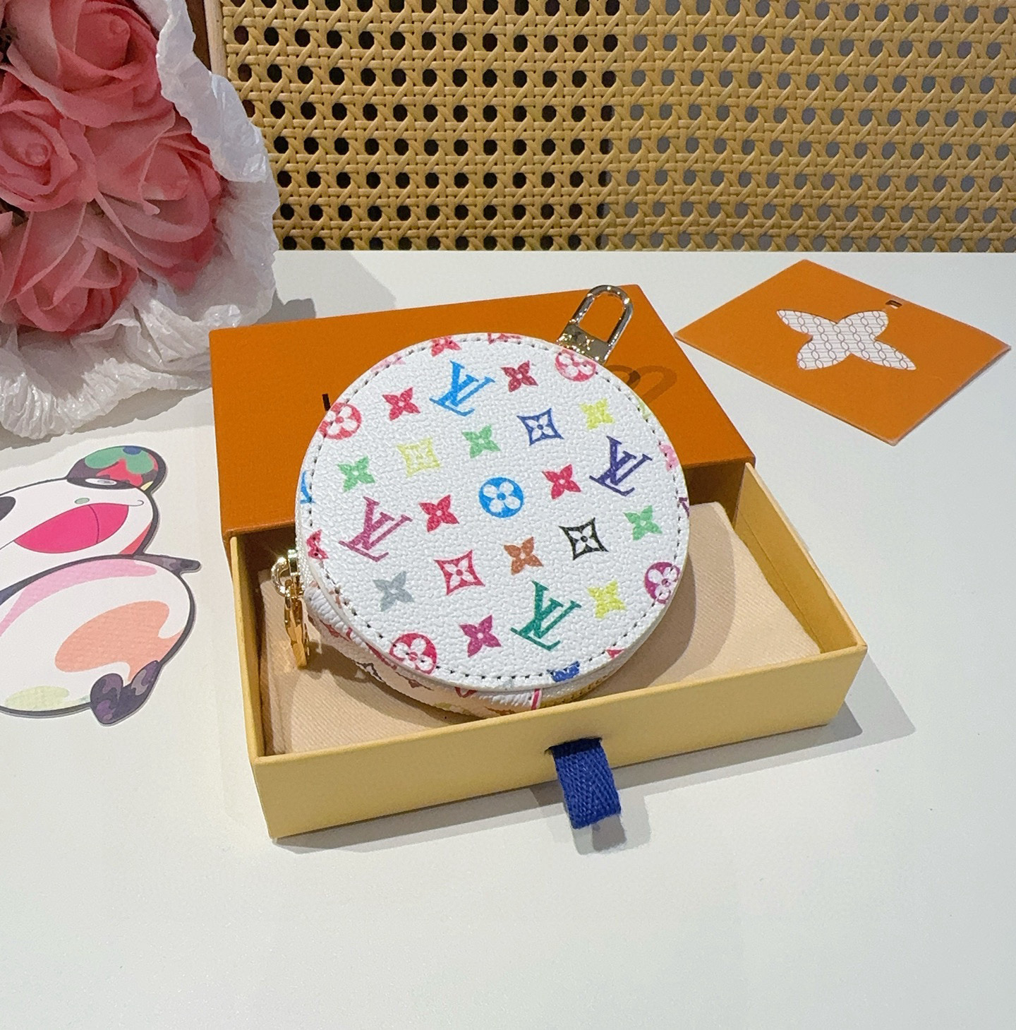 。Louis Vuitton老花包包挂饰、小零钱包。Lv包饰挂件钥匙扣、独家原单货，标志性老花超级百搭