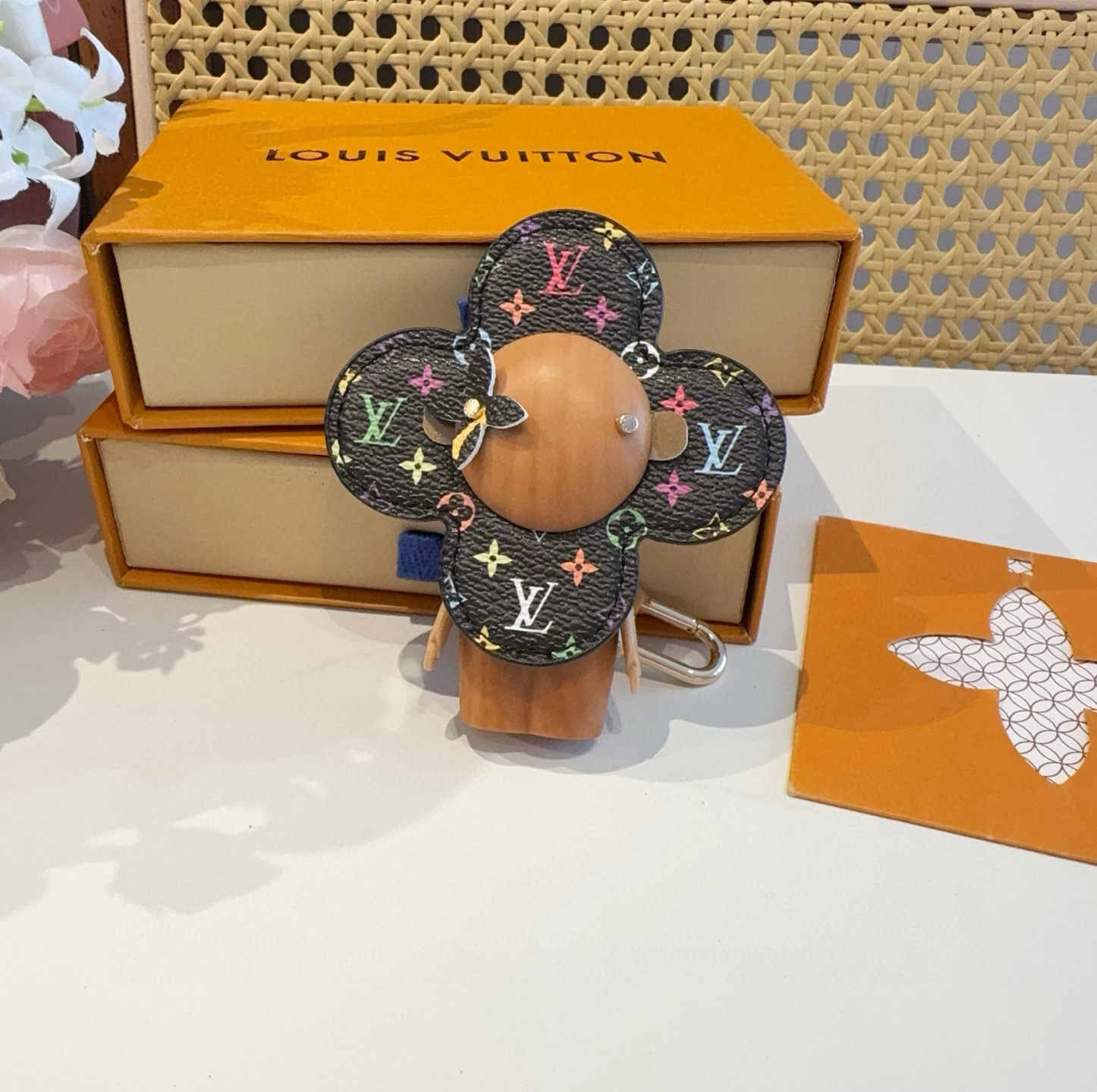  🆕LOUIS VUITTON新款包饰 村上隆白三彩黑三彩钥匙扣。LV薇薇安太阳花包包挂件 手机壳挂件
