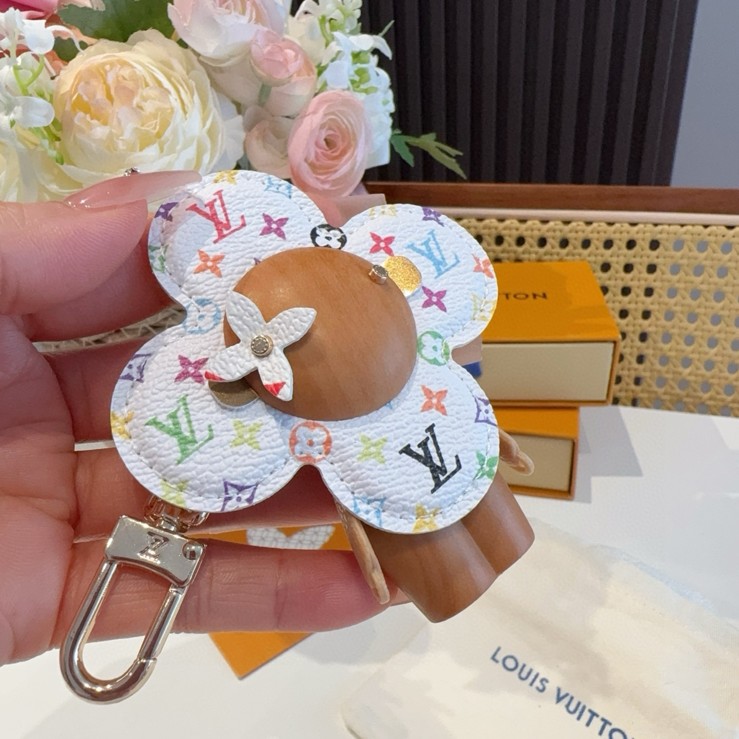  🆕LOUIS VUITTON新款包饰 村上隆白三彩黑三彩钥匙扣。LV薇薇安太阳花包包挂件 手机壳挂件
