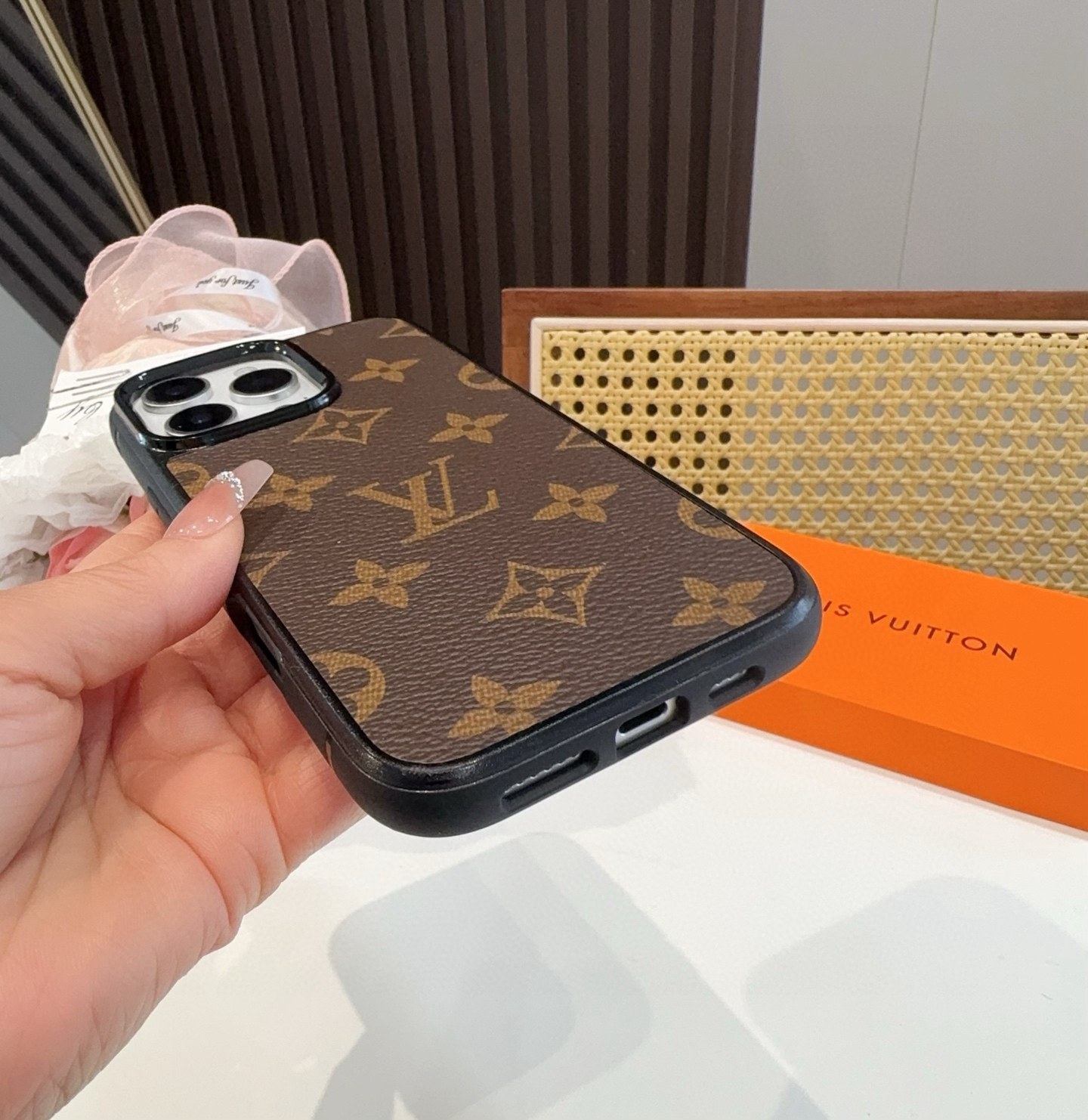 。。。iPhone16型号已到 ,Lv经典老花iPhone手机壳 官网原版皮➕原版素材,经典高端强