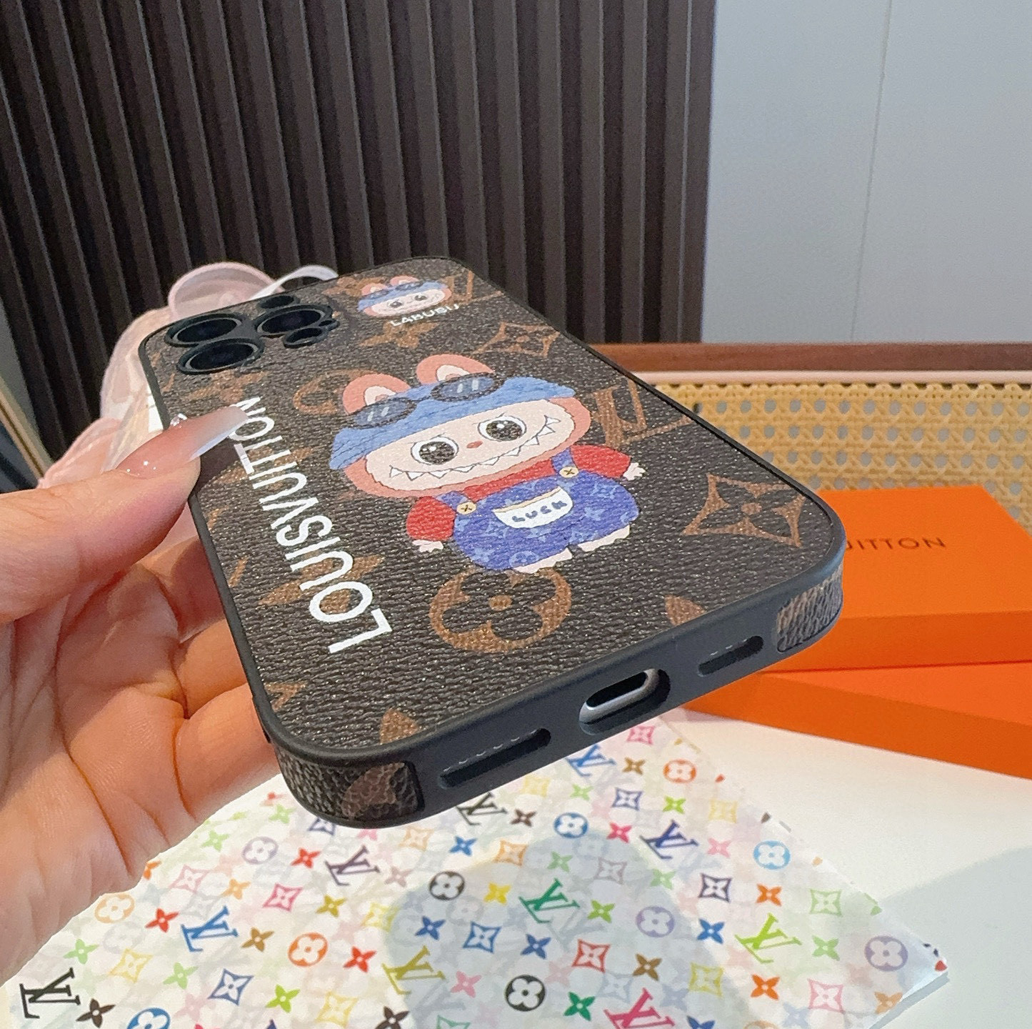 。Lv精孔全包手机壳 拉布布图案Lv全包围边皮质手机壳
型号:为了不出现报错型号,请打开本机查看手机设