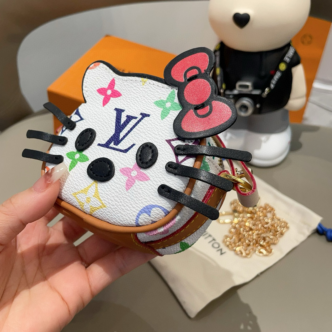 
 配链条LV迷你包Hello Kitty小猫斜挎包 萌宝穿搭必备
Kitty 控绝对不能错过的包包挂件