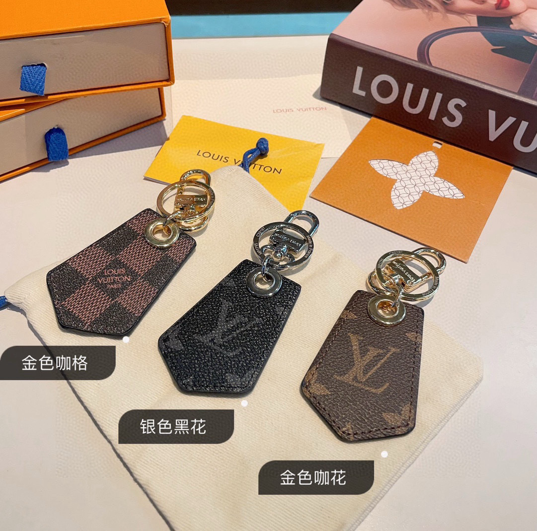 🆕Lv老花系列M钥匙扣  包饰车钥匙挂件
 DauPhine Dragonne 钥匙扣彰显金属匠艺与品牌