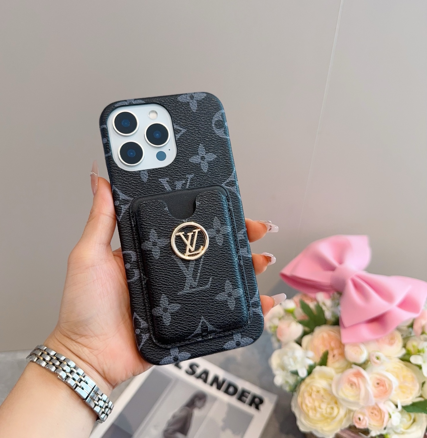  🆕Lv经典爆款手机壳 卡包 lv老花插卡四包壳
 驴牌里的艺术性设计，为LV注入高端时尚
型号：为了不