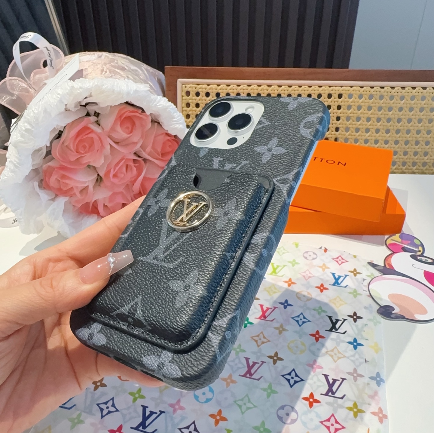  🆕Lv经典爆款手机壳 卡包 lv老花插卡四包壳
 驴牌里的艺术性设计，为LV注入高端时尚
型号：为了不