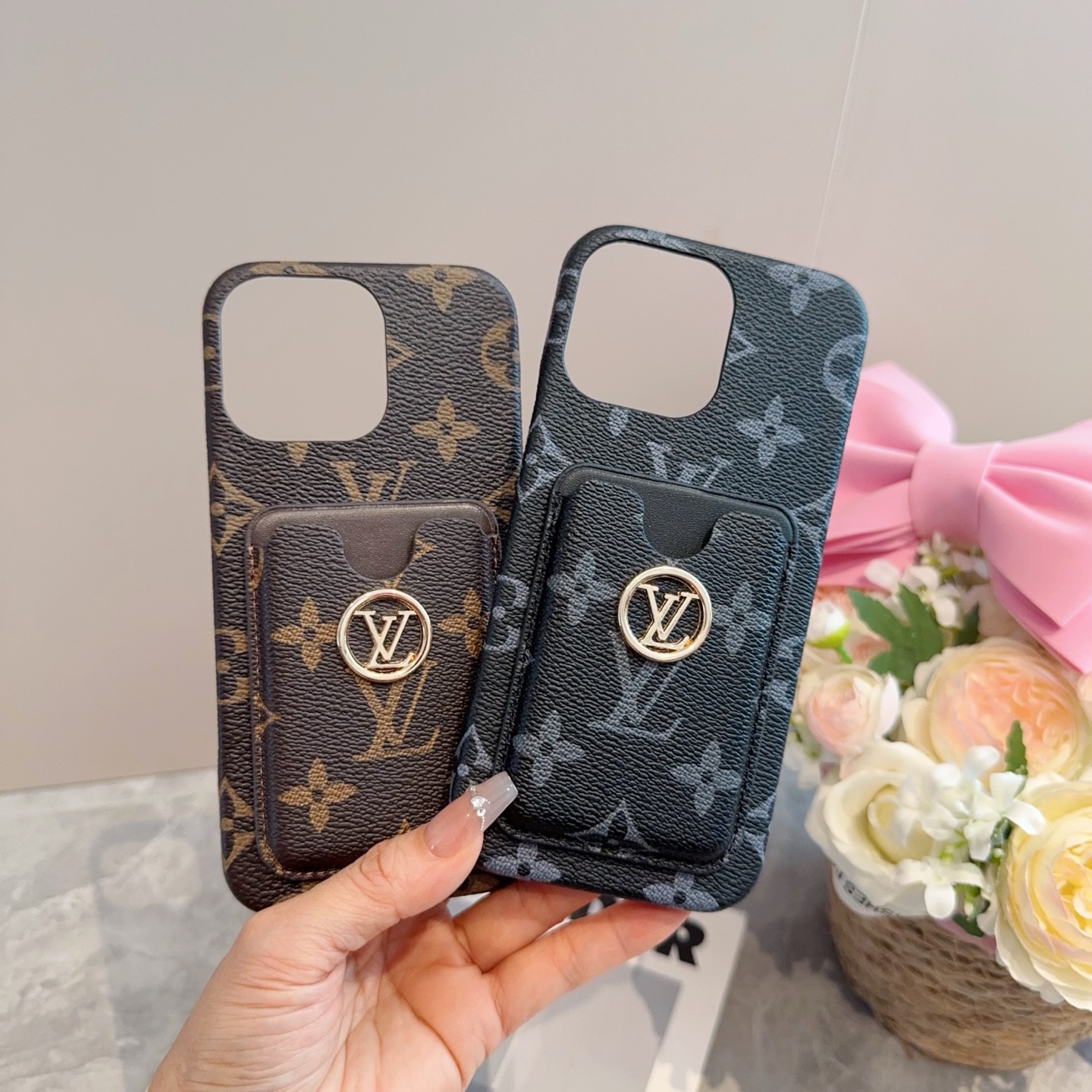  🆕Lv经典爆款手机壳 卡包 lv老花插卡四包壳
 驴牌里的艺术性设计，为LV注入高端时尚
型号：为了不