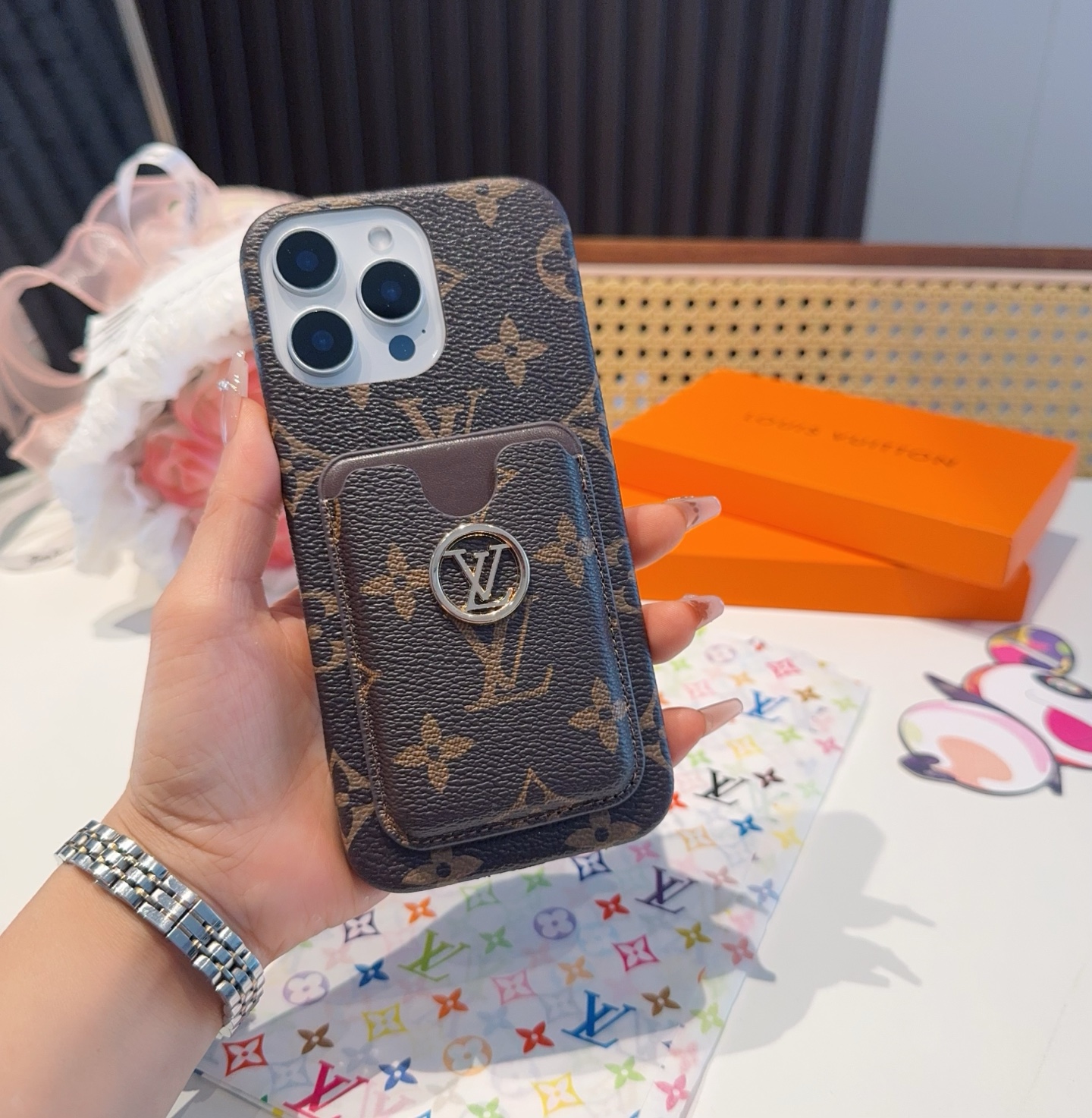  🆕Lv经典爆款手机壳 卡包 lv老花插卡四包壳
 驴牌里的艺术性设计，为LV注入高端时尚
型号：为了不