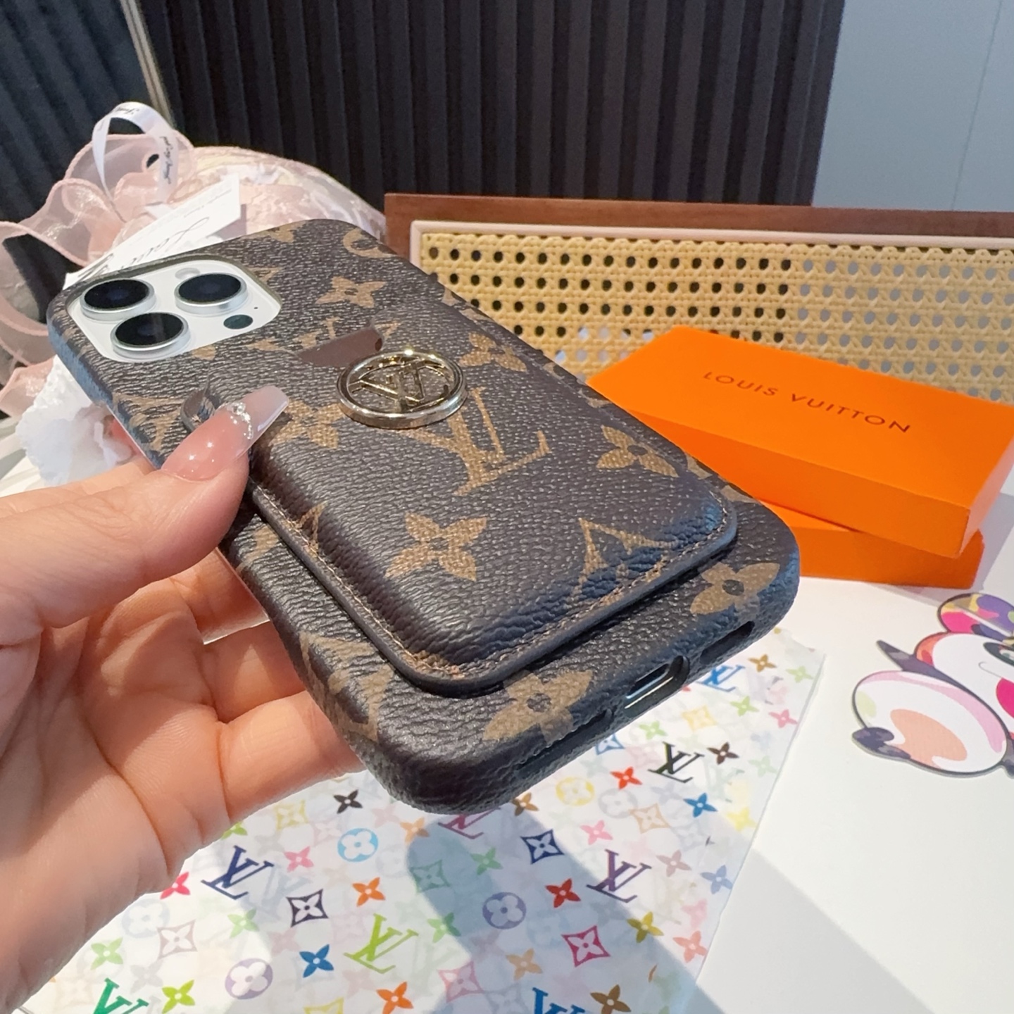  🆕Lv经典爆款手机壳 卡包 lv老花插卡四包壳
 驴牌里的艺术性设计，为LV注入高端时尚
型号：为了不
