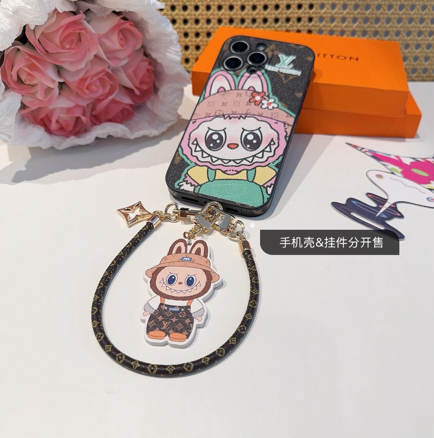 手机壳 皮绳链条➕拉布布挂件一套
。Lv精孔全包手机壳 拉布布图案Lv全包围边皮质手机壳
型号:为了