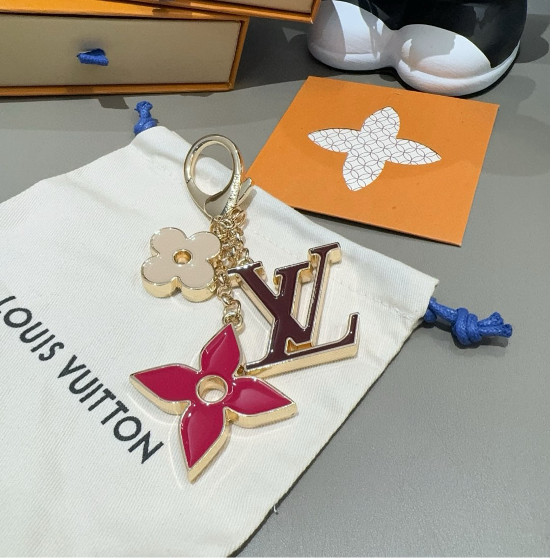 🆕LOUIS VUITTON官网钥匙扣 LV经典四瓣花设计，精钢电镀搭配精致珐琅 高品质 不是市面普通版