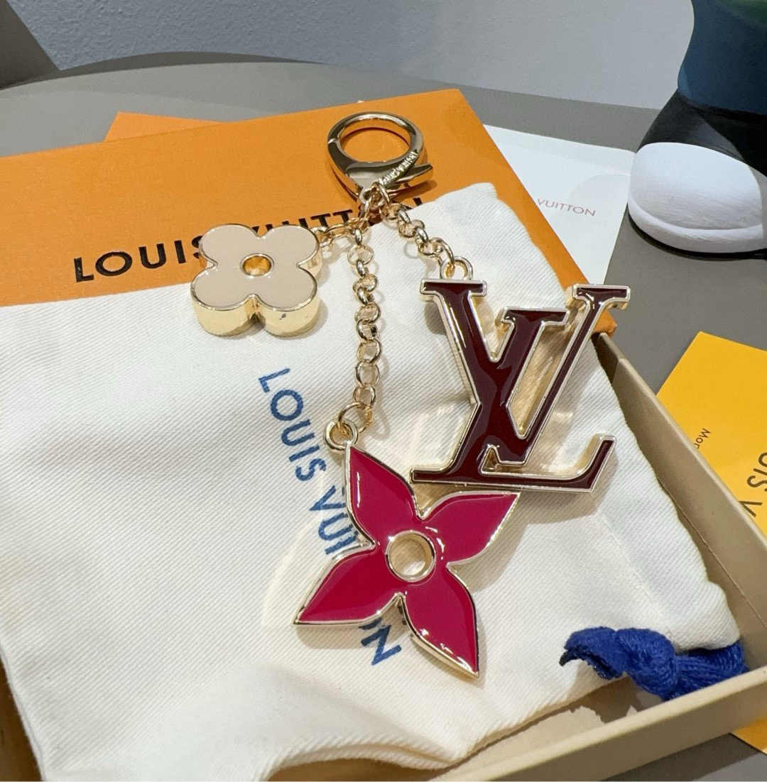 🆕LOUIS VUITTON官网钥匙扣 LV经典四瓣花设计，精钢电镀搭配精致珐琅 高品质 不是市面普通版