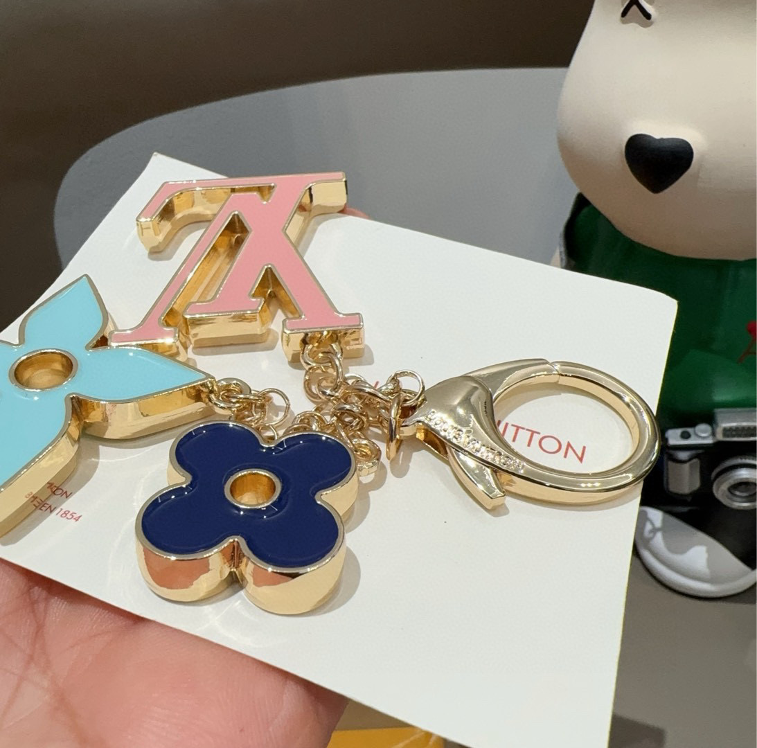 🆕LOUIS VUITTON官网钥匙扣 LV经典四瓣花设计，精钢电镀搭配精致珐琅 高品质 不是市面普通版