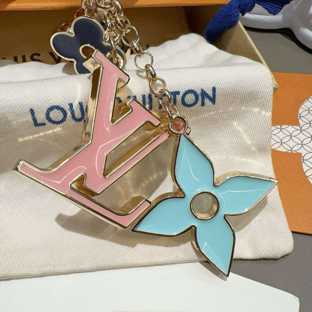🆕LOUIS VUITTON官网钥匙扣 LV经典四瓣花设计，精钢电镀搭配精致珐琅 高品质 不是市面普通版