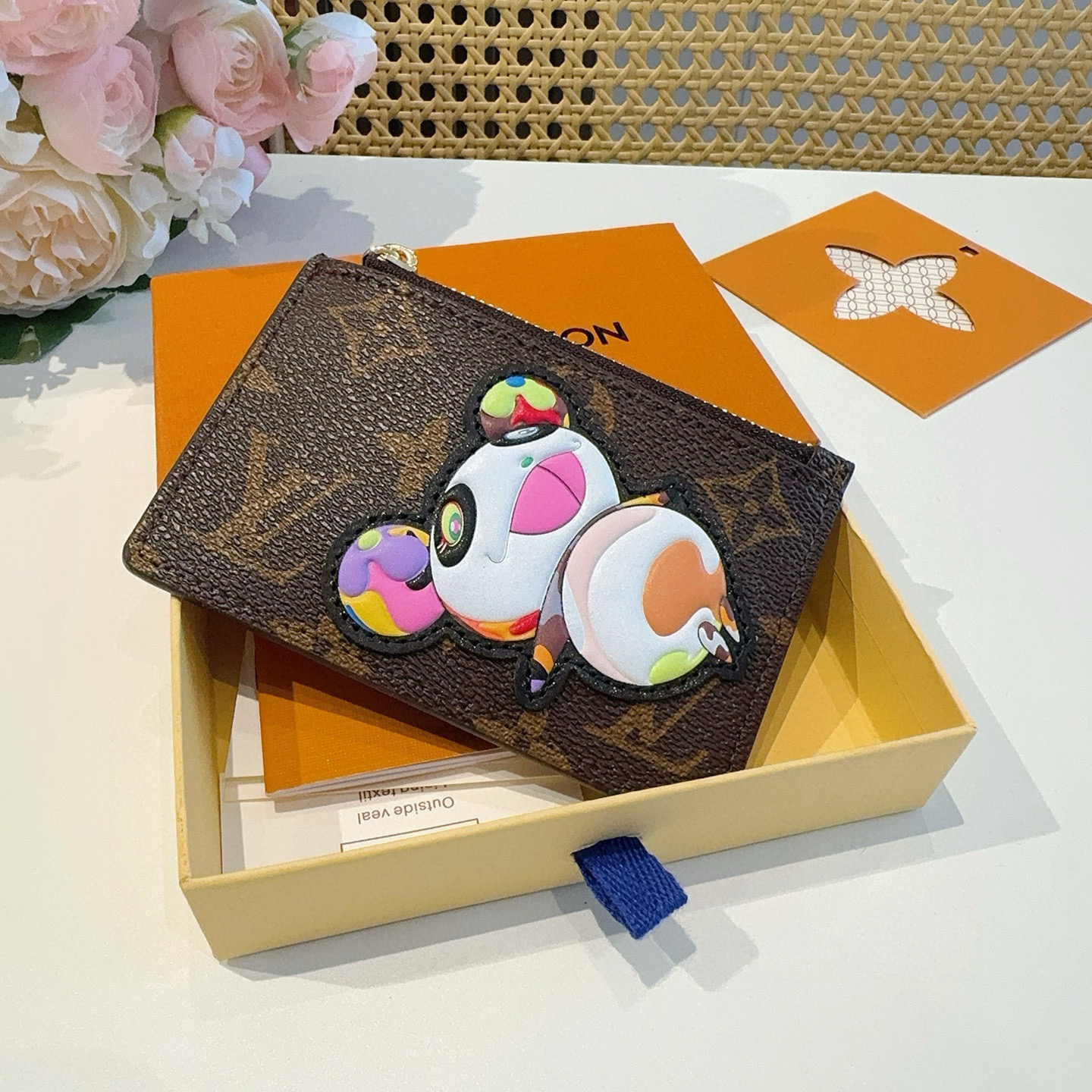  。LV村上隆合作款熊猫卡通老花卡包，经典老花零钱包，卡包零钱包两用，超纤材质 五金为进口钢 原版log