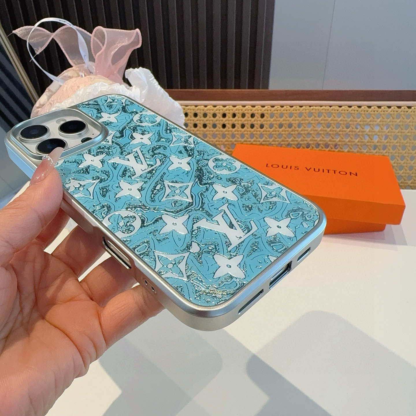  。 LV新品手机壳 新工艺鎏金工艺玻璃壳
烟花 电镀玻璃磁吸手机壳
型号：为了不出现报错型号，请打开本