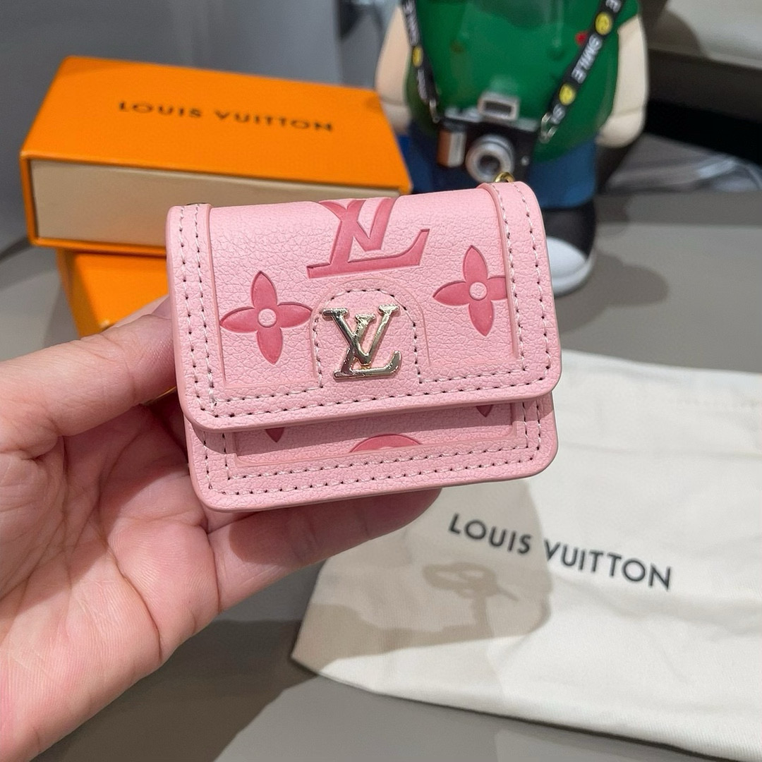  🆕LV通用蓝牙耳机包，LV压花钥匙扣耳机包，挂饰包饰！配长链条🉑️斜挎，挂包包 方便携带！