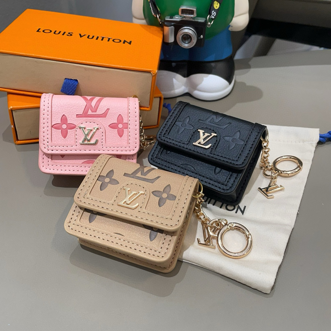  🆕LV通用蓝牙耳机包，LV压花钥匙扣耳机包，挂饰包饰！配长链条🉑️斜挎，挂包包 方便携带！