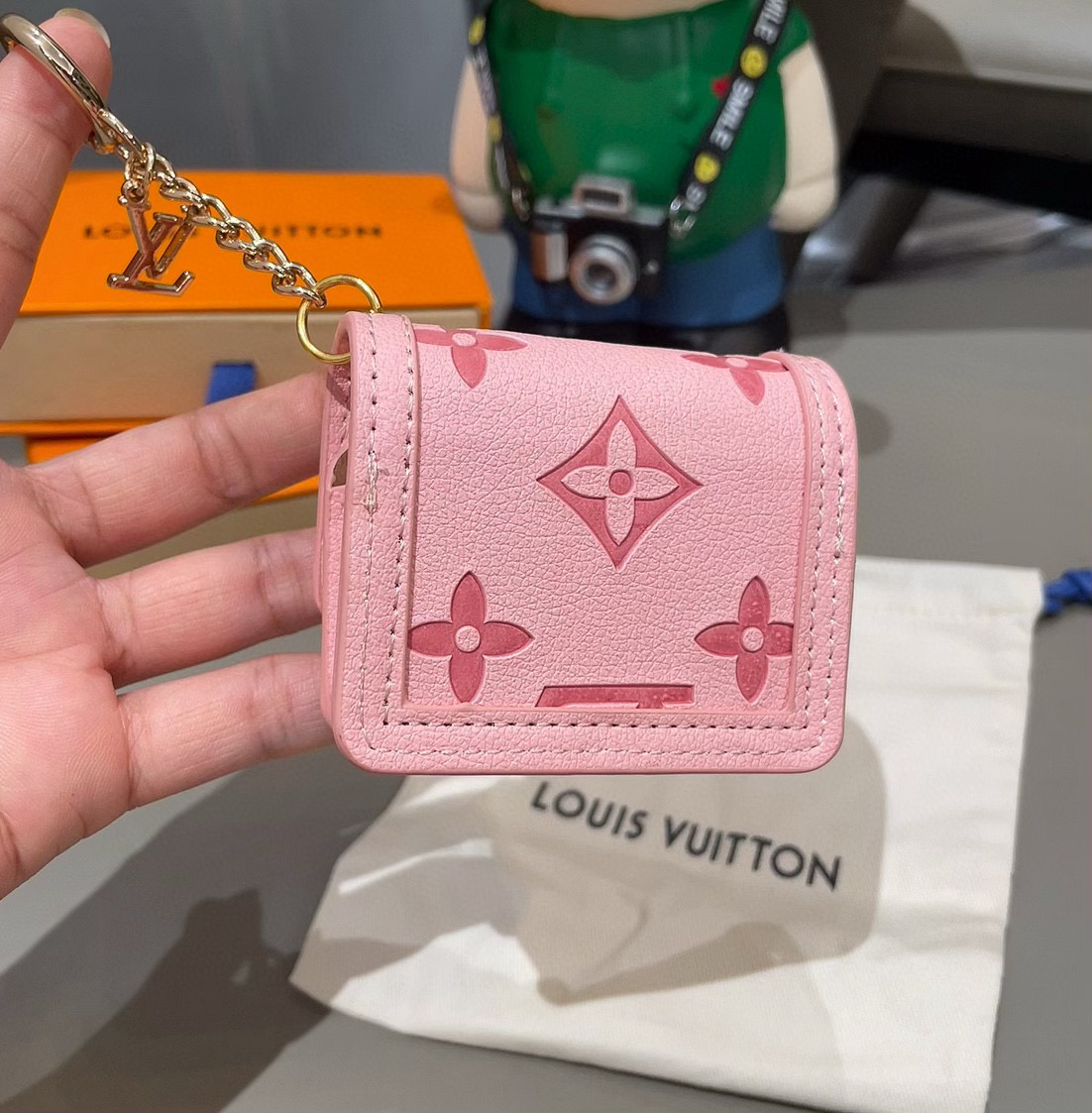 🆕LV通用蓝牙耳机包，LV压花钥匙扣耳机包，挂饰包饰！配长链条🉑️斜挎，挂包包 方便携带！