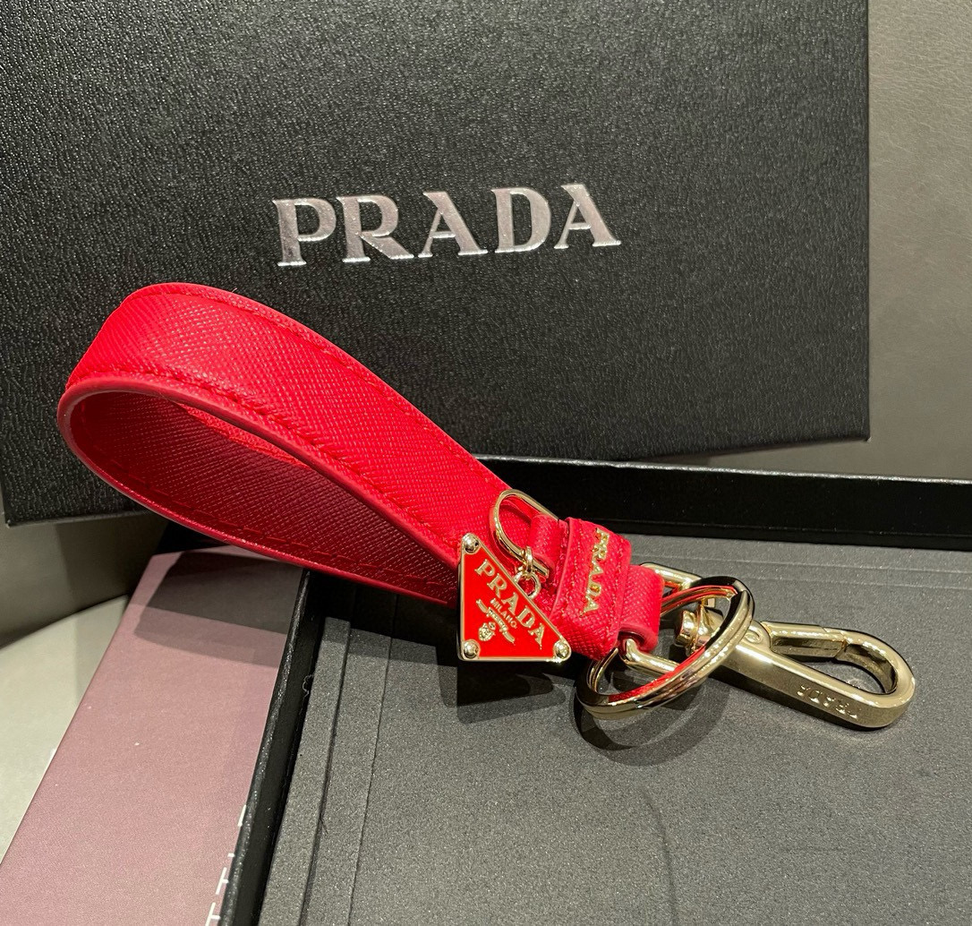 🆕普拉达 Prada 钥匙扣官网款，三角牌吊坠皮圈钥匙扣，车钥匙挂件包包配饰，顶级进口Pu材质➕抛光钢配