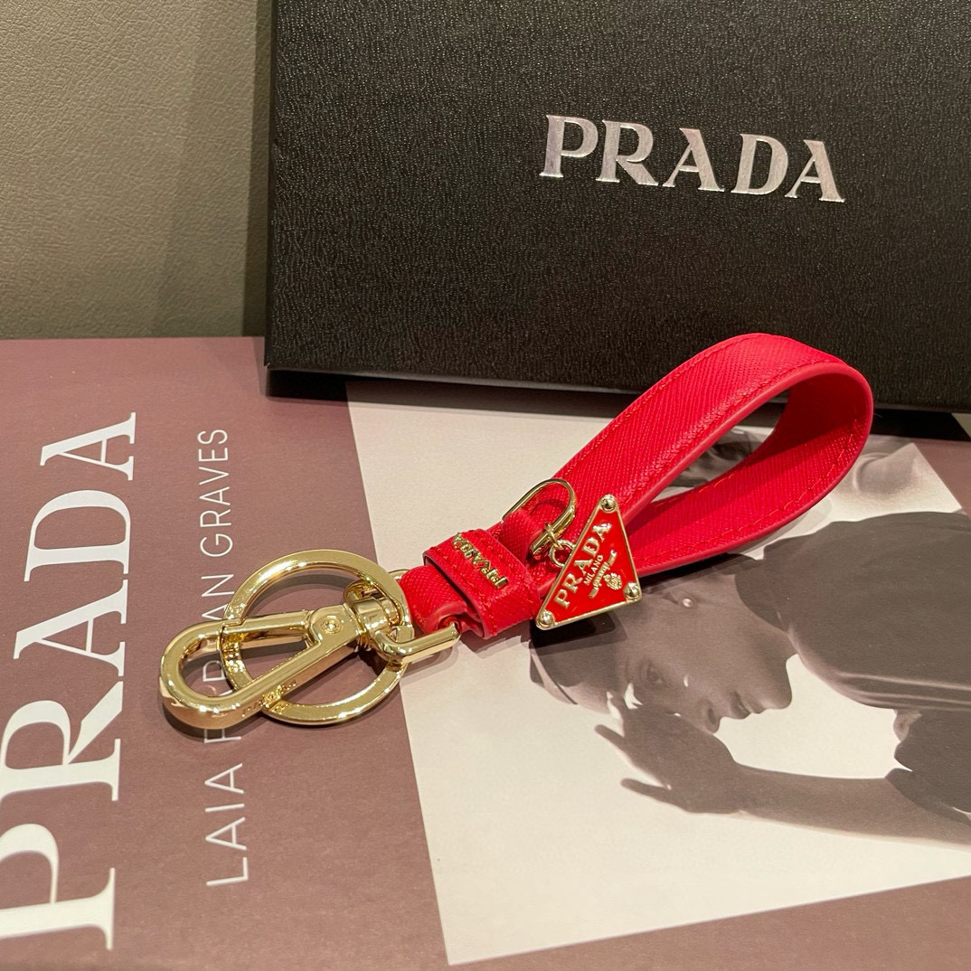 🆕普拉达 Prada 钥匙扣官网款，三角牌吊坠皮圈钥匙扣，车钥匙挂件包包配饰，顶级进口Pu材质➕抛光钢配