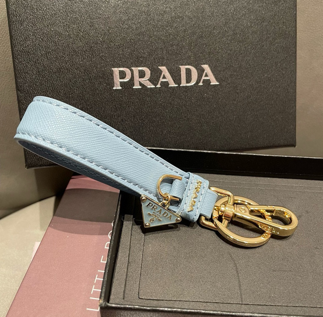 🆕普拉达 Prada 钥匙扣官网款，三角牌吊坠皮圈钥匙扣，车钥匙挂件包包配饰，顶级进口Pu材质➕抛光钢配